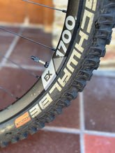 Load image into Gallery viewer, Transition Spire Alloy XT MY22 Factory Orange size M - DEMO Bike