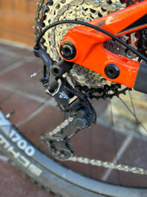 Load image into Gallery viewer, Transition Spire Alloy XT MY22 Factory Orange size M - DEMO Bike