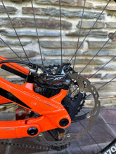 Load image into Gallery viewer, Transition Spire Alloy XT MY22 Factory Orange size M - DEMO Bike