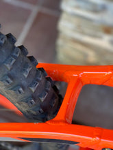 Load image into Gallery viewer, Transition Spire Alloy XT MY22 Factory Orange size M - DEMO Bike