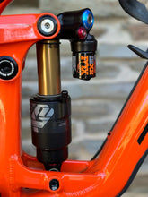 Load image into Gallery viewer, Transition Spire Alloy XT MY22 Factory Orange size M - DEMO Bike