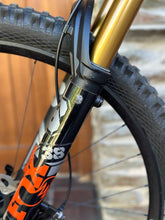 Load image into Gallery viewer, Transition Spire Alloy XT MY22 Factory Orange size M - DEMO Bike