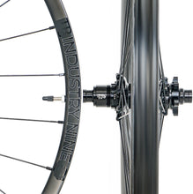 Load image into Gallery viewer, Industry Nine Trail S Carbon Hydra 29" Wheelset