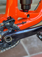 Afbeelding in Gallery-weergave laden, Transition Spire Alloy XT MY22  Factory Orange size M - DEMO Bike

